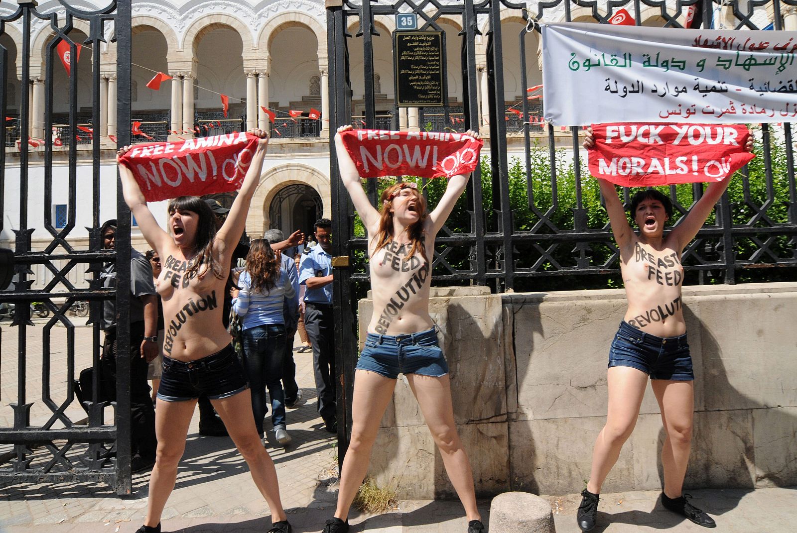 Estas tres activistas de Femen serán juzgadas por atentado contra el pudor en Túnez.