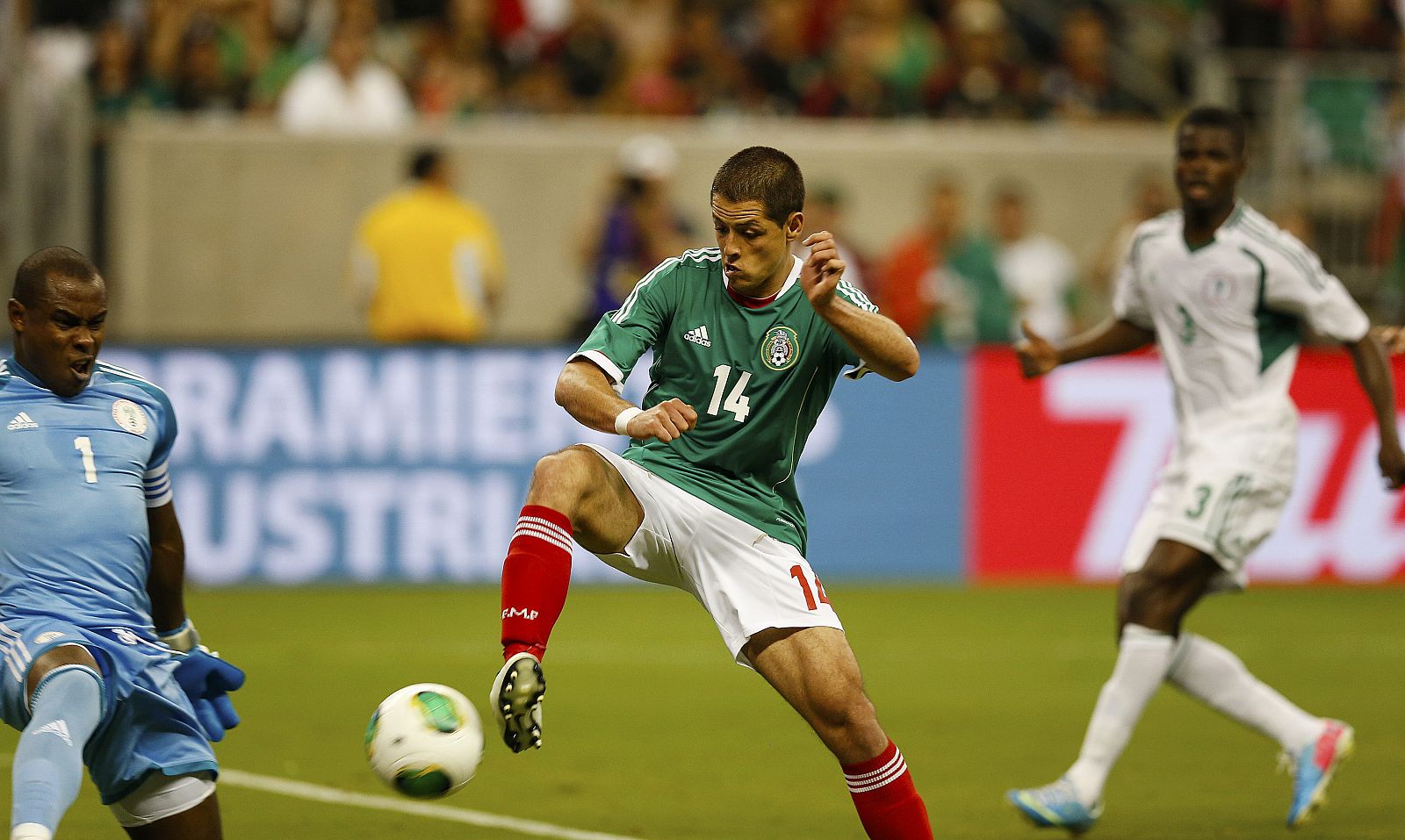 El jugador Javier Hernández (c) de México en acción ante Vincent Enyeama (i) de Nigeria