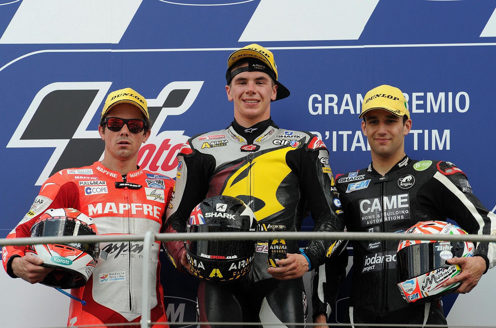 Scott Redding, en el centro, celebra su victoria en el GP de Italia de Moto2