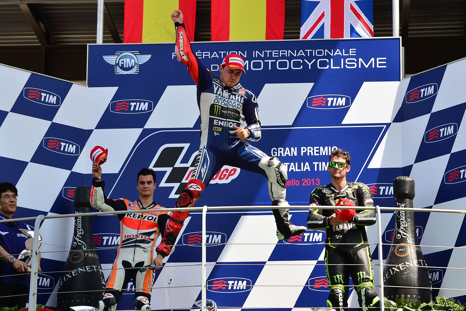 Jorge Lorenzo celebra su victoria en el GP de Italia de MotoGP sobre el podio de Mugello