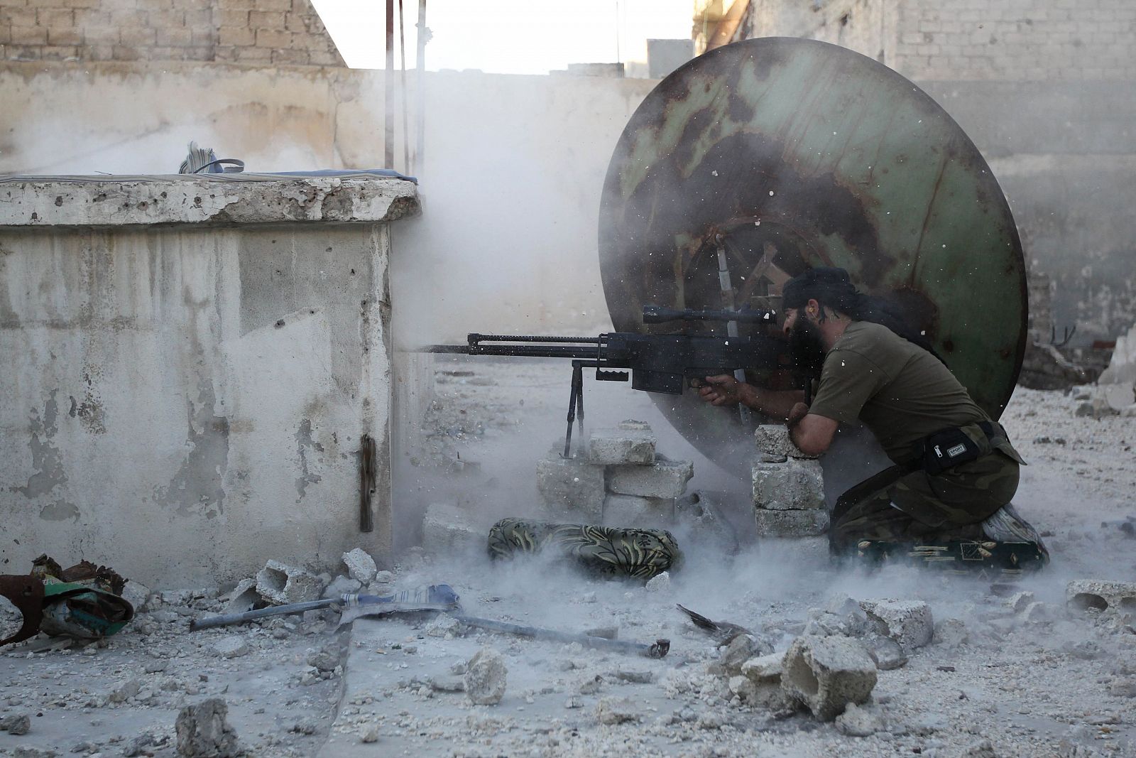 Un miembro del Ejército Libre Sirio dispara en Alepo, el 3 de junio