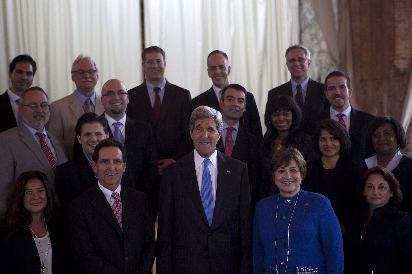 El secretario de Estado, John Kerry, junto a empleados de su embajada en su llegada a la Asamblea General de la OEA.