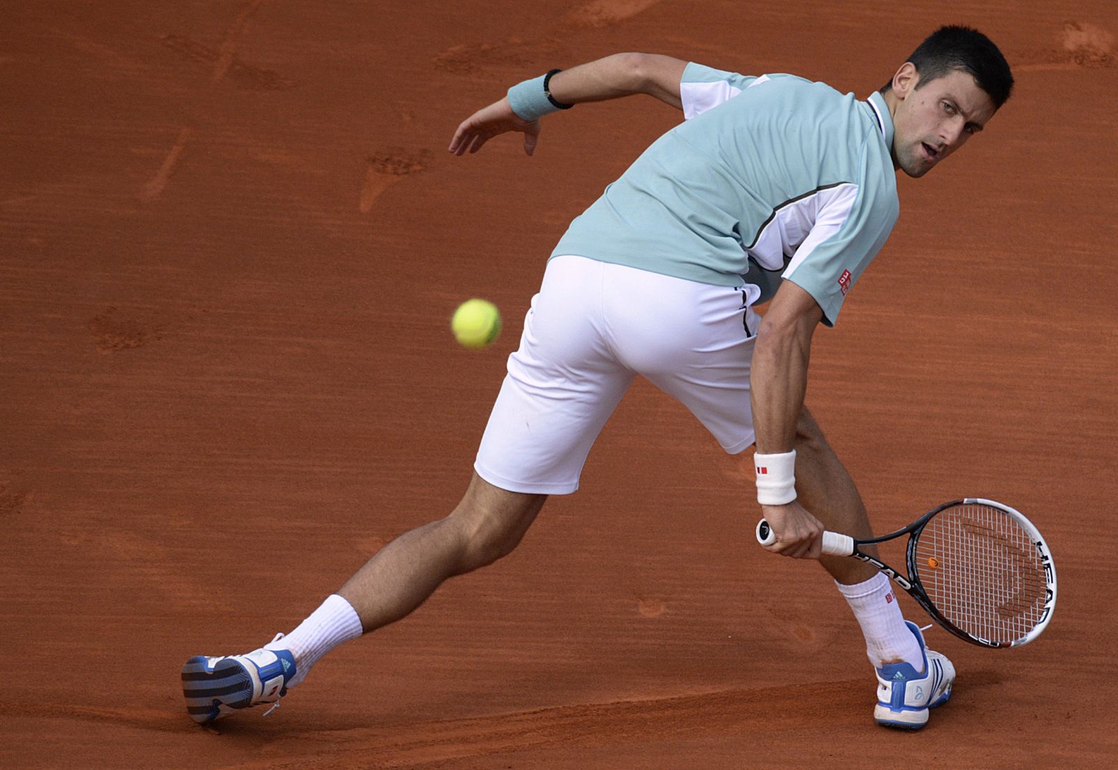 Novak Djokovic devuelve una bola durante el enfrentamiento de cuartos frente a Haas.