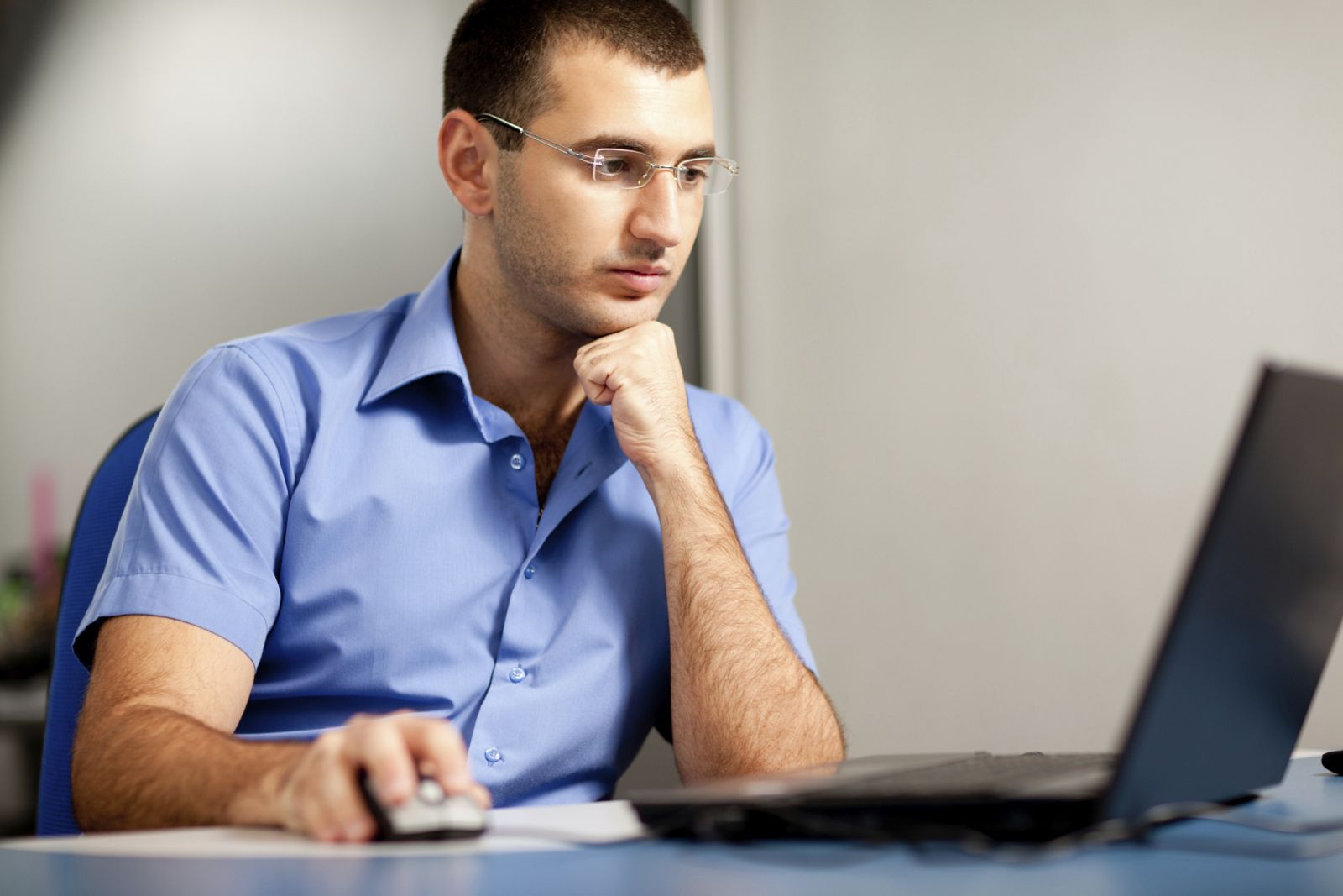 Un hombre trabajando con su ordenador.