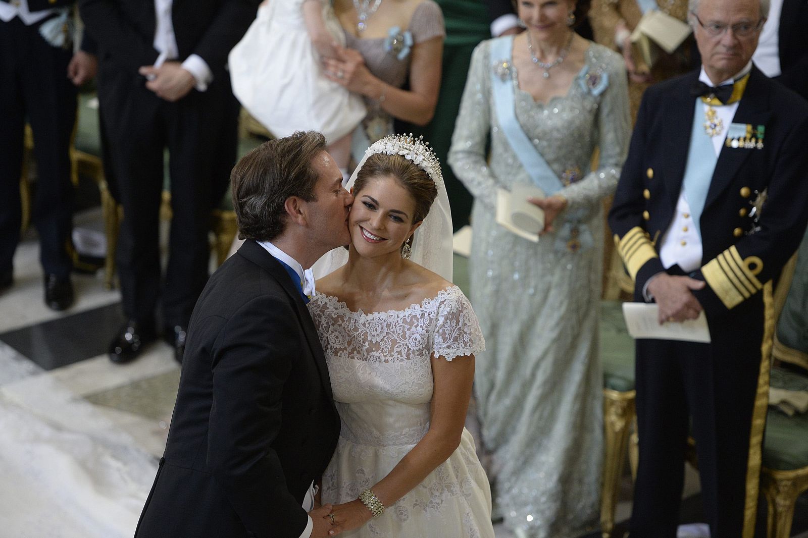 Christopher O'Neill besa a su mujer, la princesa Magdalena de Suecia.