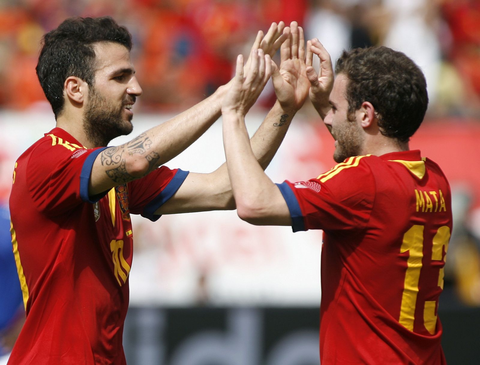 Cesc Fábregas celebra su gol con su compañero de selección Juan Mata.