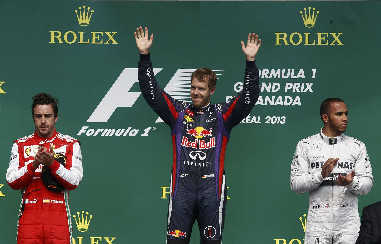 Sebastian Vettel escoltado por Fernando Alonso y por Lewis Hamilton en el podio de Montreal.