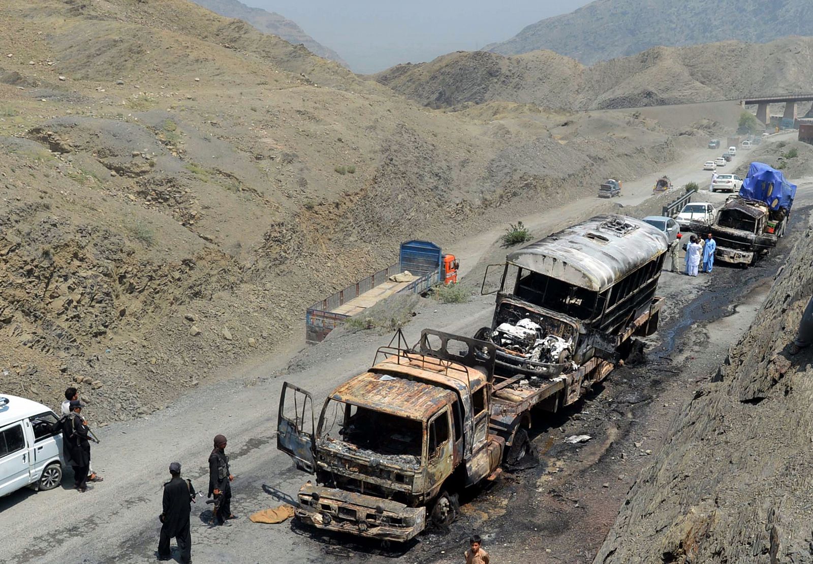 Camiones de suministros de la OTAN destruidos en Pakistán