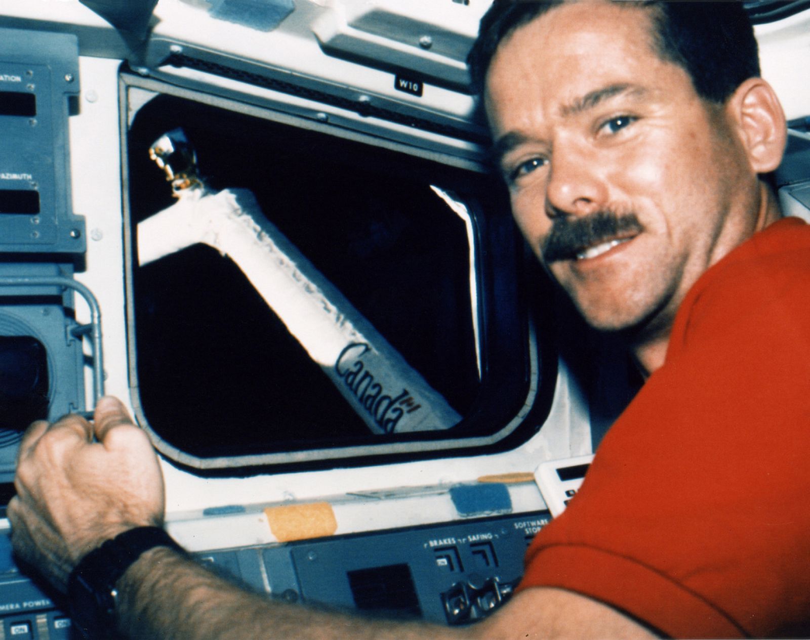 El astronauta Chris Hadfield en 1995 durante la misión en la Estación Espacial rusa MIR.