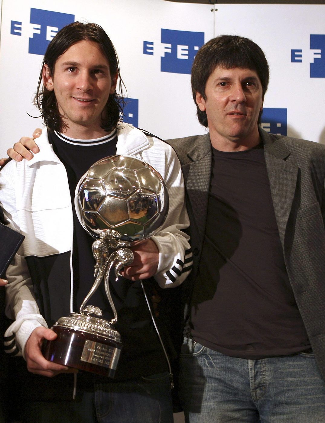 Fotografía de archivo de Lionel Messi (c) junto a su padre, Jorge Horacio Messi.