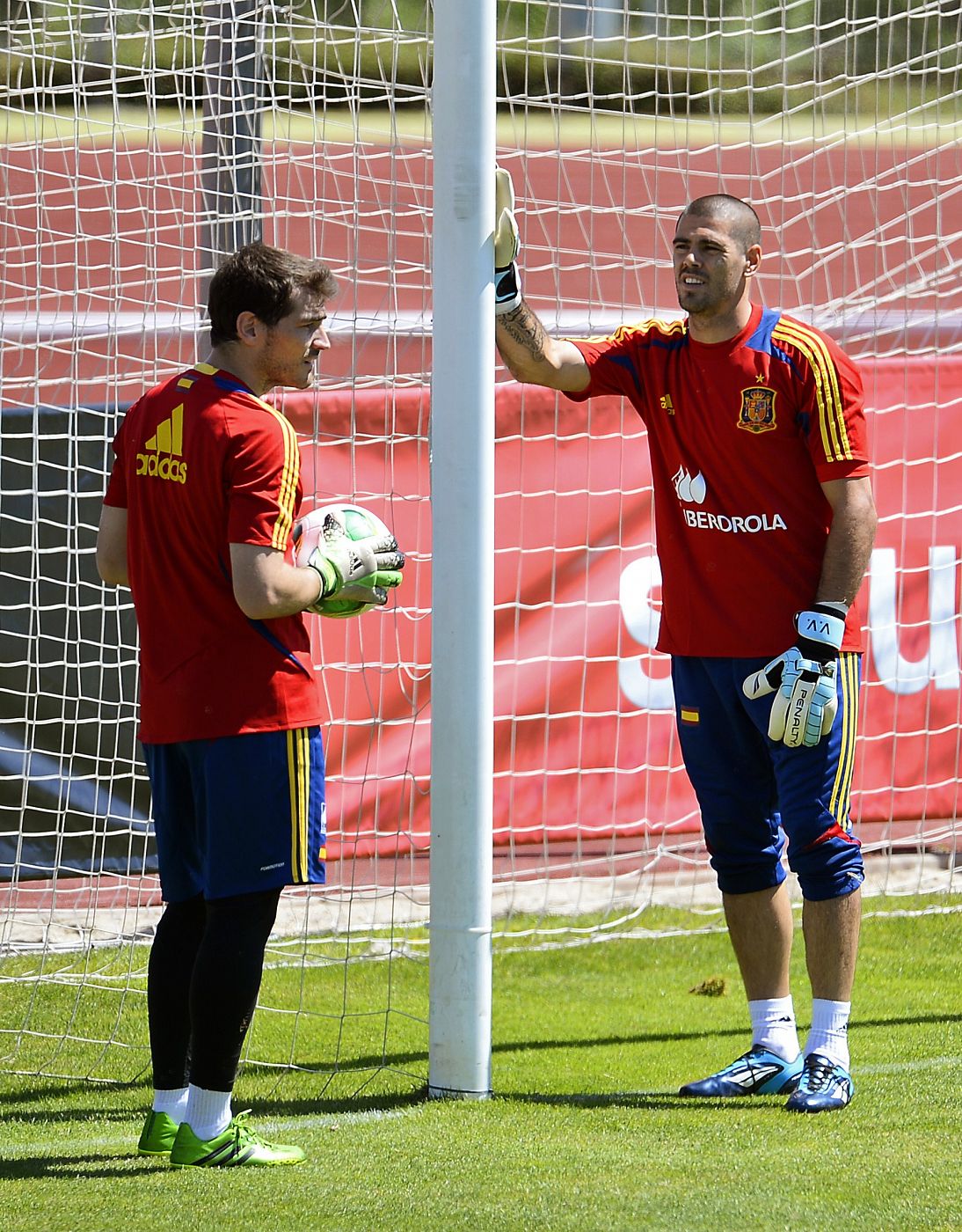 Los guardametas de la selección española Iker Casillas y Víctor Valdés.