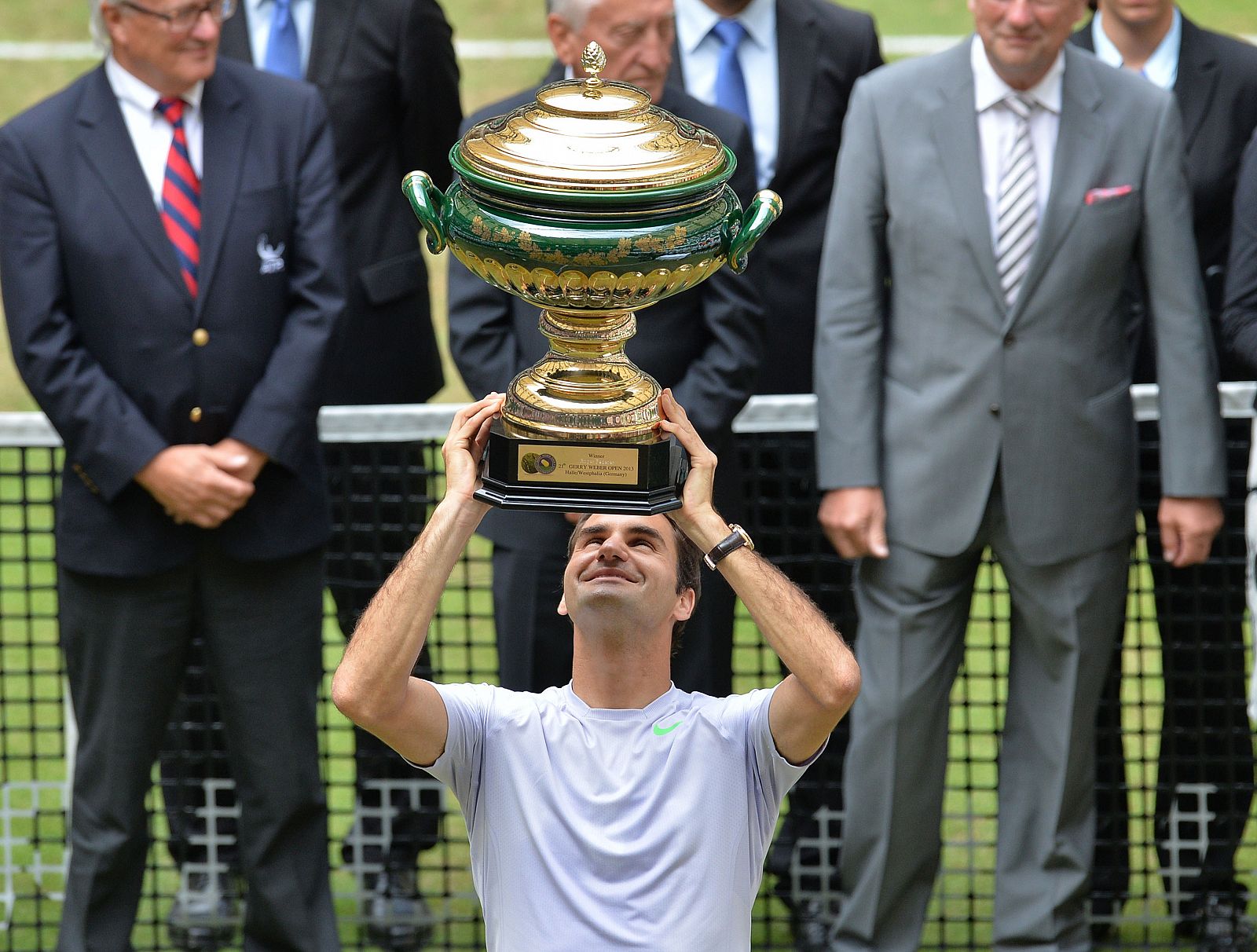 Roger Federer celebra su triunfo en el torneo de Halle.