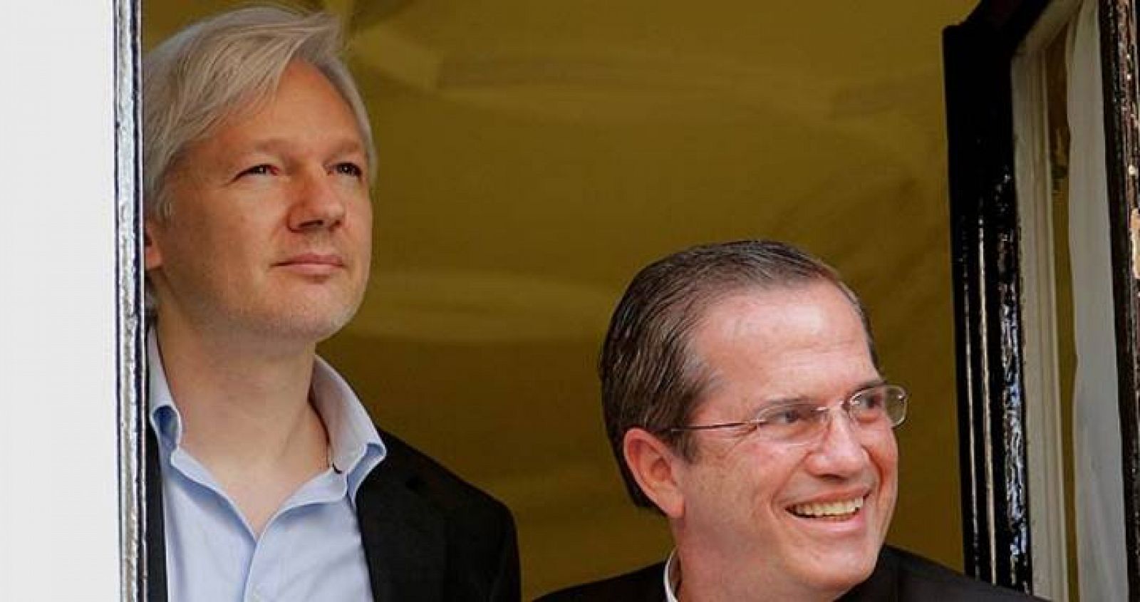 Julian Assange y Ricardo Patiño, desde la embajada ecuatoriana en Londres