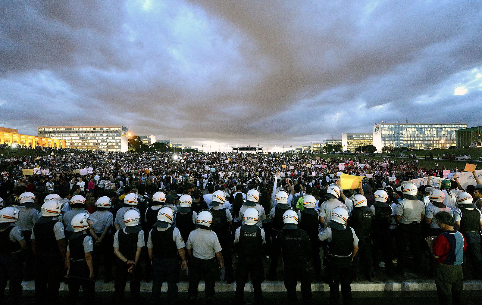 Miles de estudiantes se manifiestan ante el Congreso Nacional este lunes en Brasilia