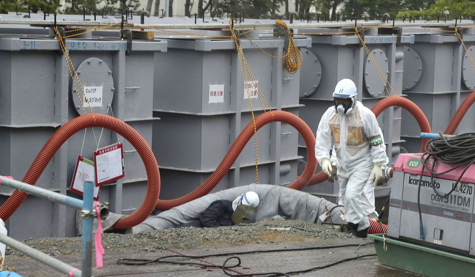 Un trabajador en la planta de Fukushima el 12 de junio de 2013.