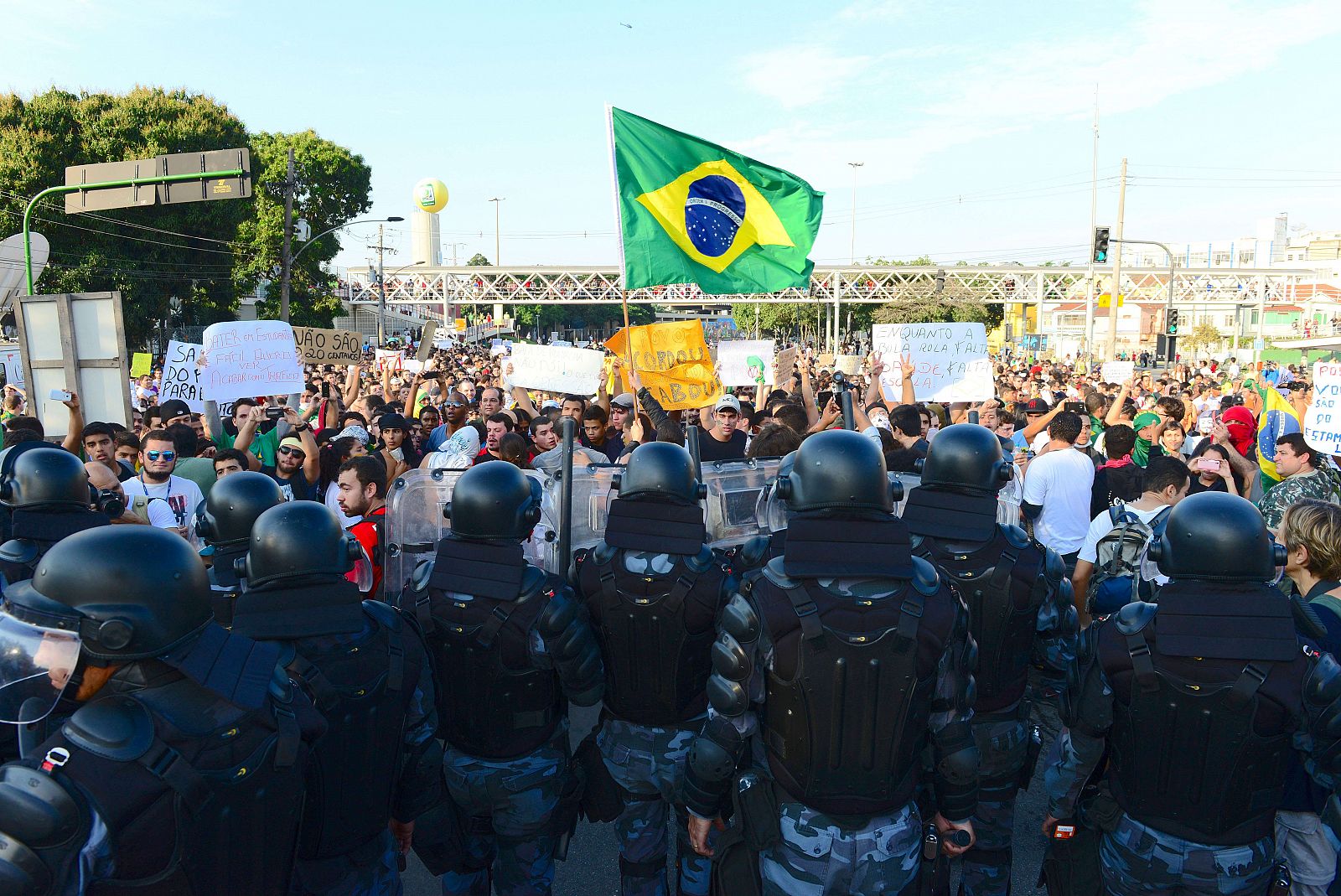 La policía brasileña intenta contener a los manifestantes en las inmediaciones del estadio Maracaná.
