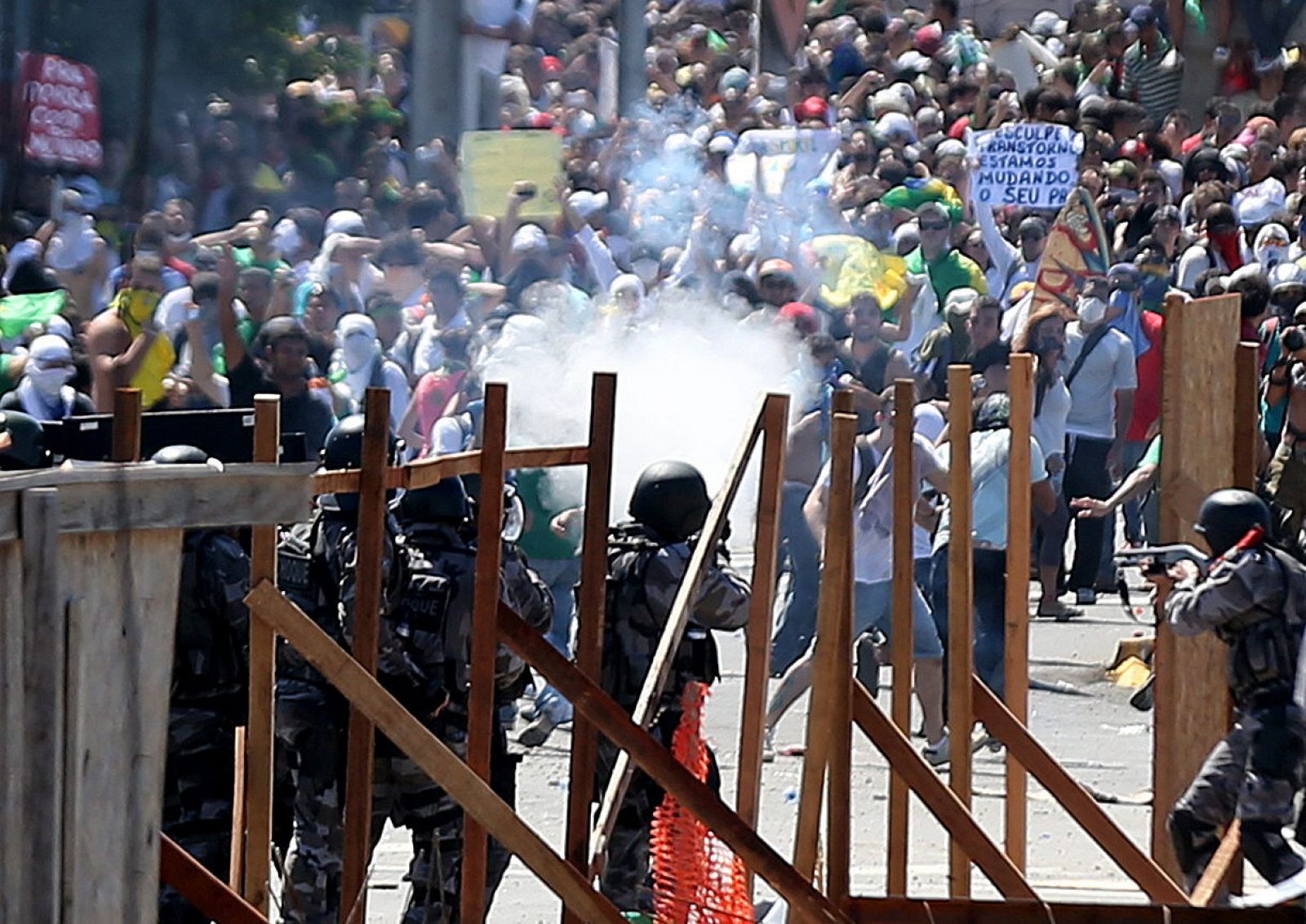 LA POLICÍA REPRIME PROTESTA ANTES DEL PARTIDO QUE DISPUTARÁN BRASIL Y MÉXICO