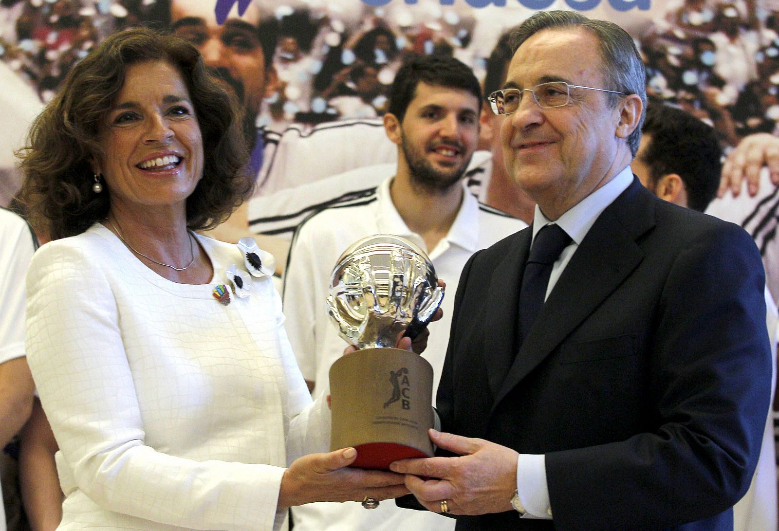 El presidente del Real Madrid, Florentino Pérez, y la alcaldesa de Madrid, Ana Botella, posan con el trofeo de Liga.