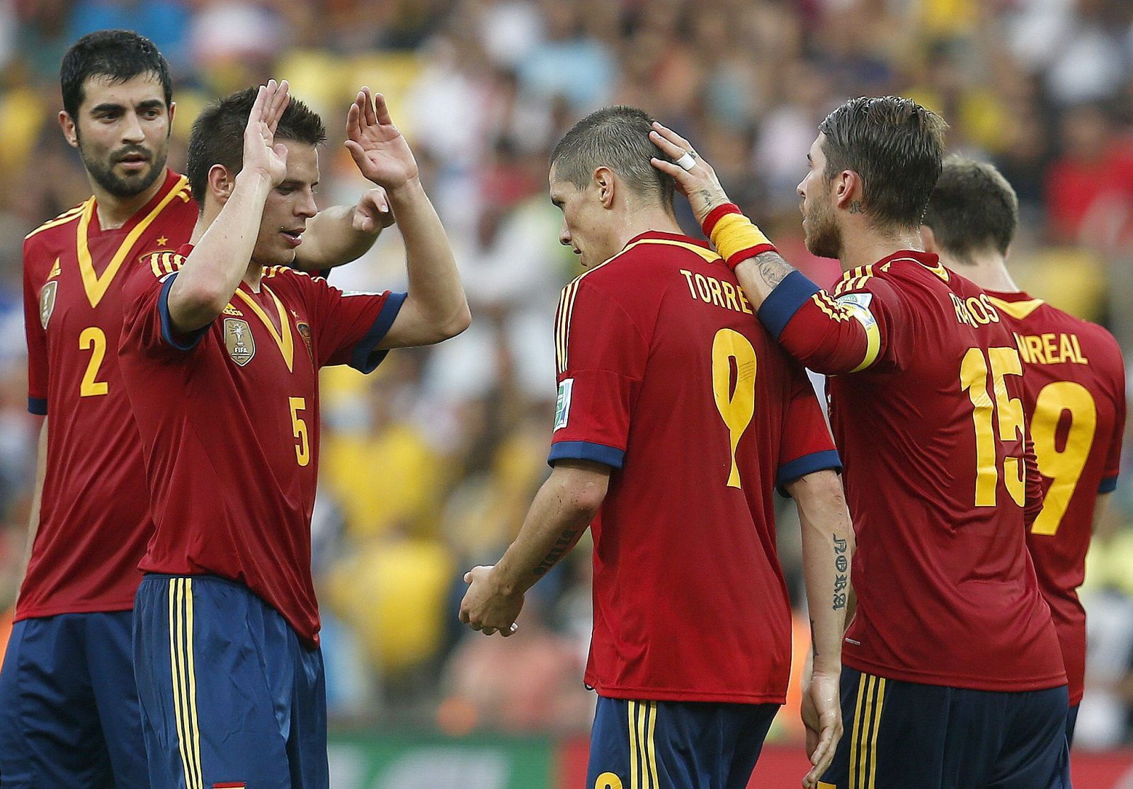 El delantero de la selección española, Fernando Torres, celebra su segundo gol, tercero del equipo, con sus compañeros.