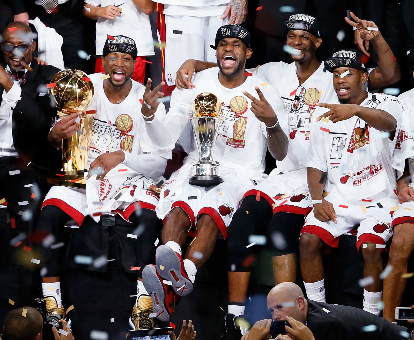 Dwyane Wade, LeBron James, Chris Bosh y Norris Cole celebran el título de Miami Heat.