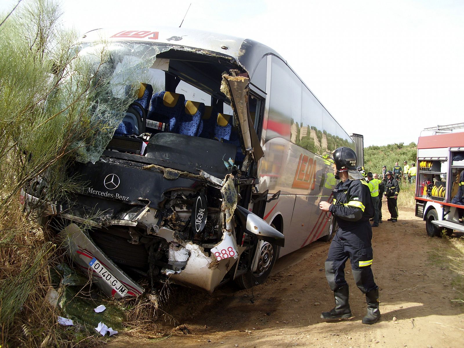 Varios agentes de la Guardia Civil de Tráfico y de los bomberos, en el lugar del accidente que ha tenido lugar a la altura de Solana de los Barros (Badajoz).