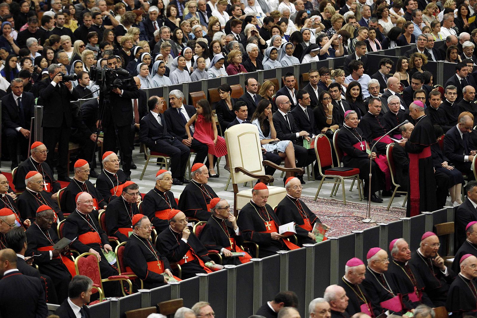 La silla papal vacía durante el Gran Concierto del Año de la Fe