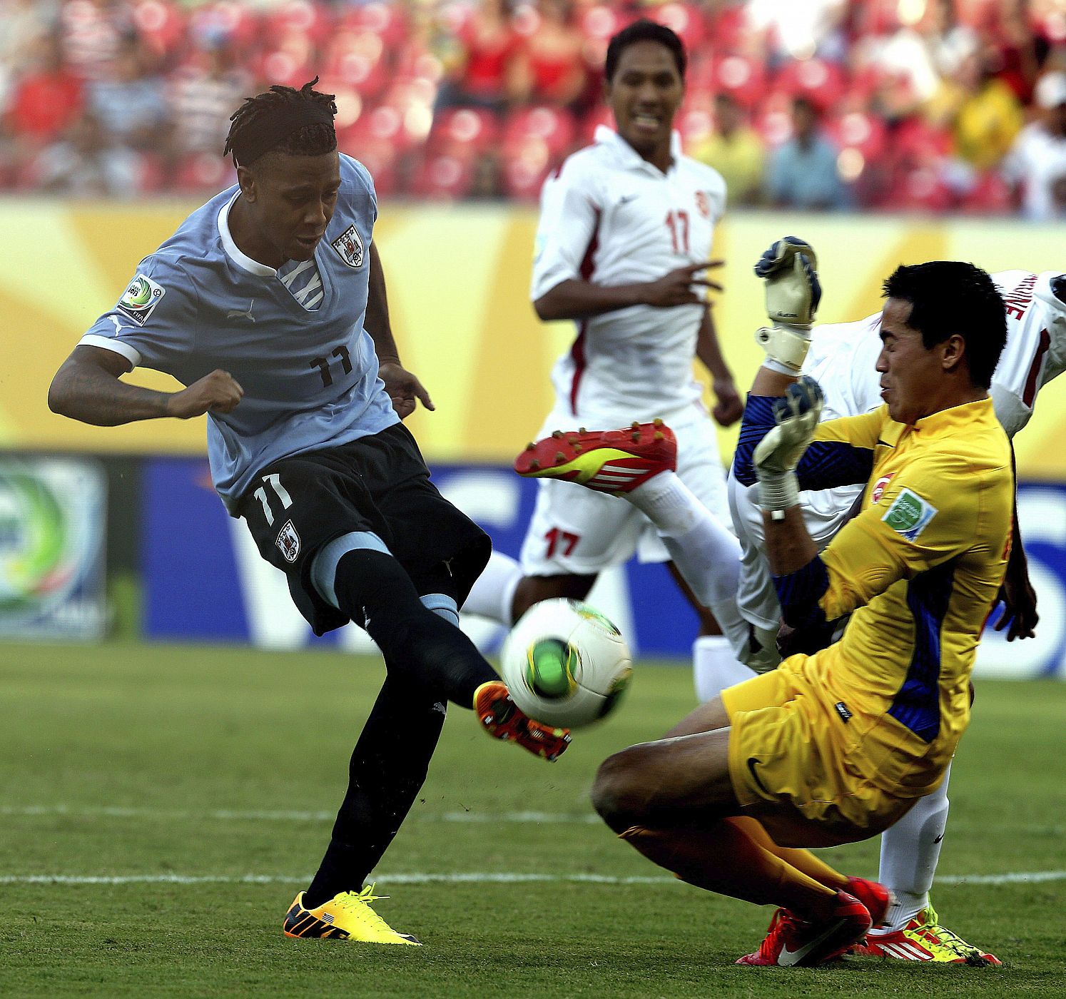 El jugador uruguayo Abel Hernández pelea por el control del balón con el portero de Tahití Gilbert Meriel.