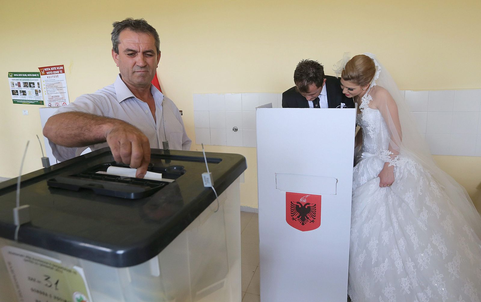 Albaneses votando cerca de la capital, Tirana, el 23 de junio