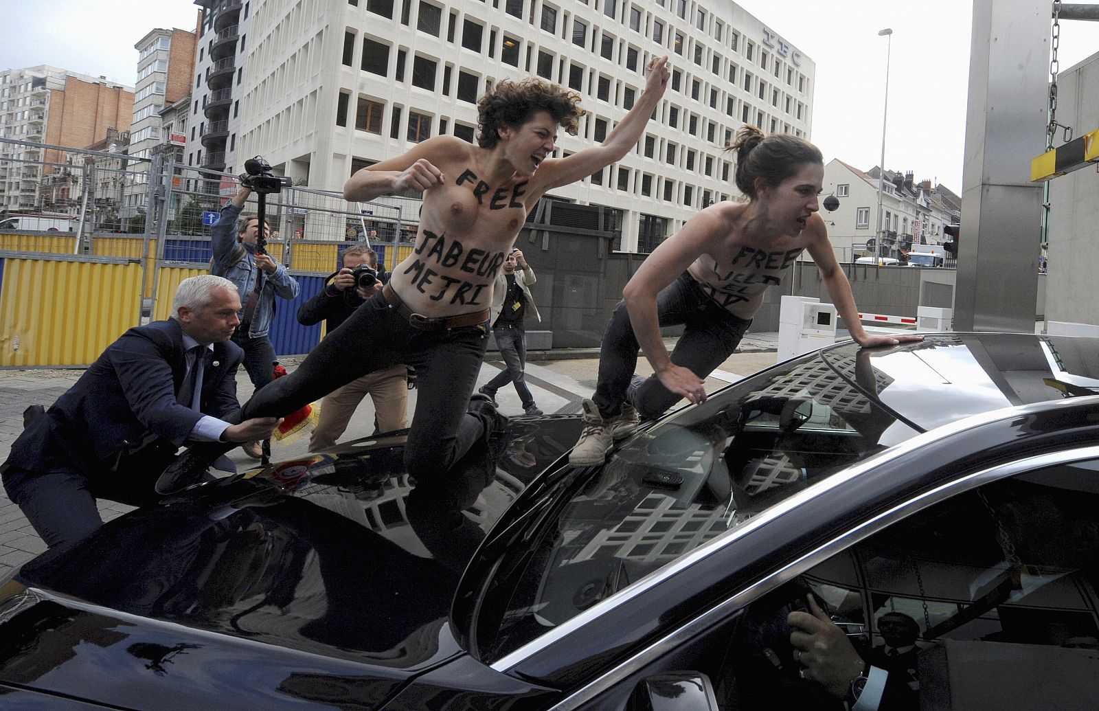 Activistas de FEMEN se lanzan sobre el coche del primer ministro tunecino, Ali Larayedh, en Bruselas