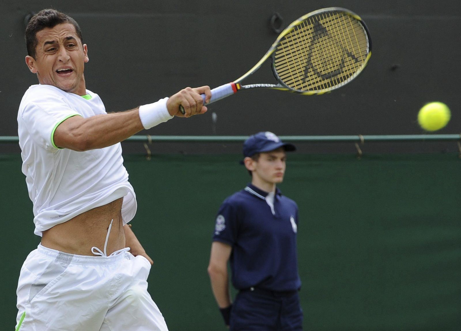 El tenista español Nicolás Almagro golpea la bola durante su partido de la segunda ronda