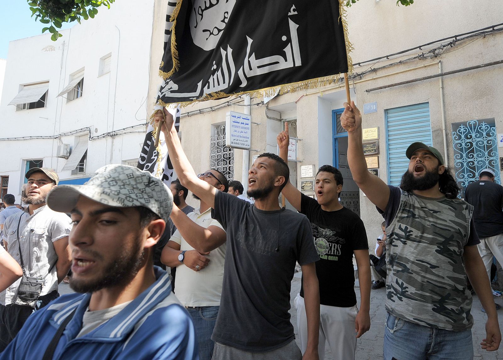 Salafistas musulmanes tunecinos gritan consignas contra el movimiento Femen frente al Palacio de Justicia.