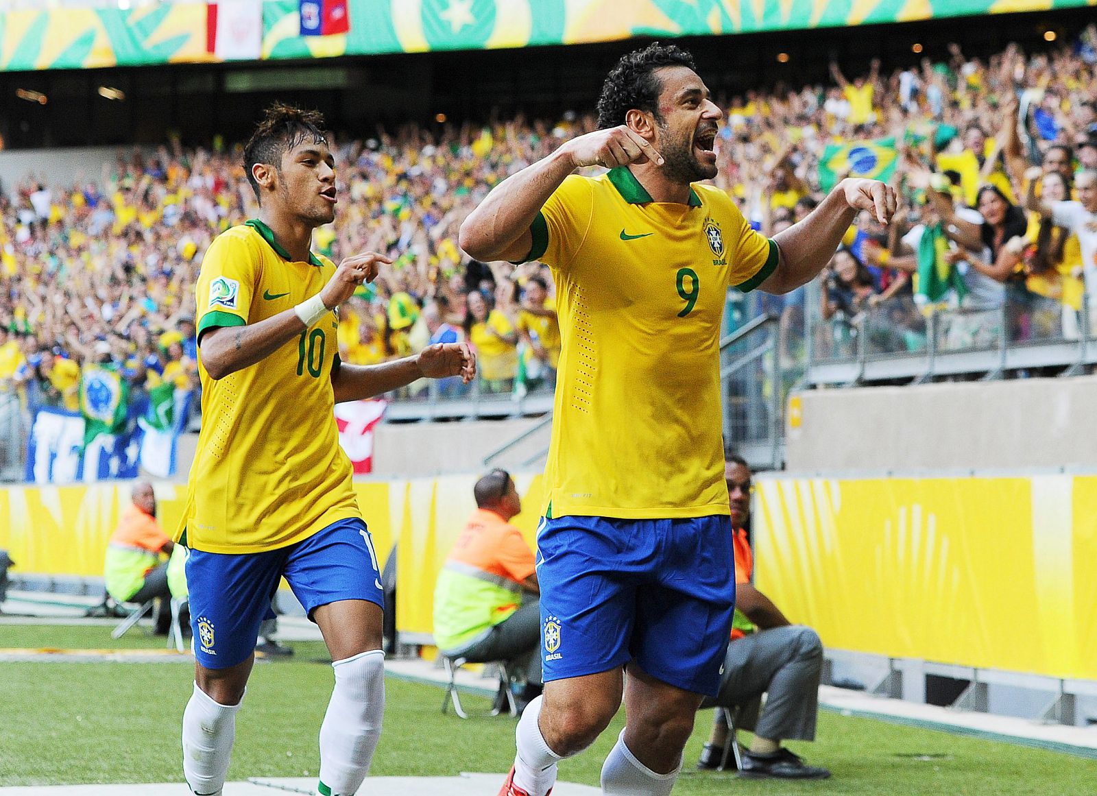 El jugador Fred (d) de Brasil celebra con Neymar (i) tras anotar un gol ante Uruguay