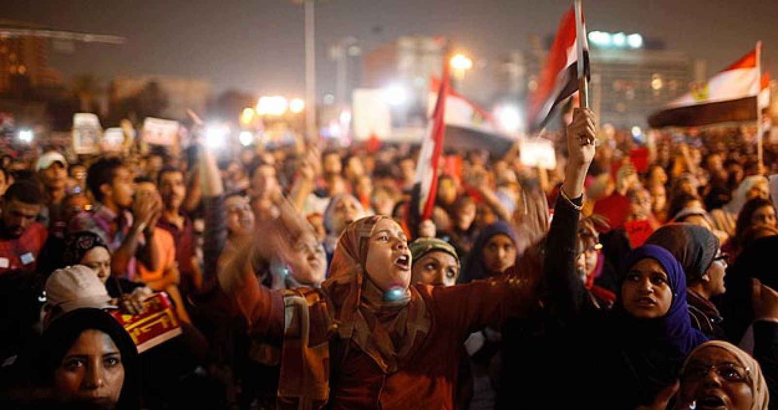 Los egipcios siguen el discurso de Morsi desde la plaza Tahrir.