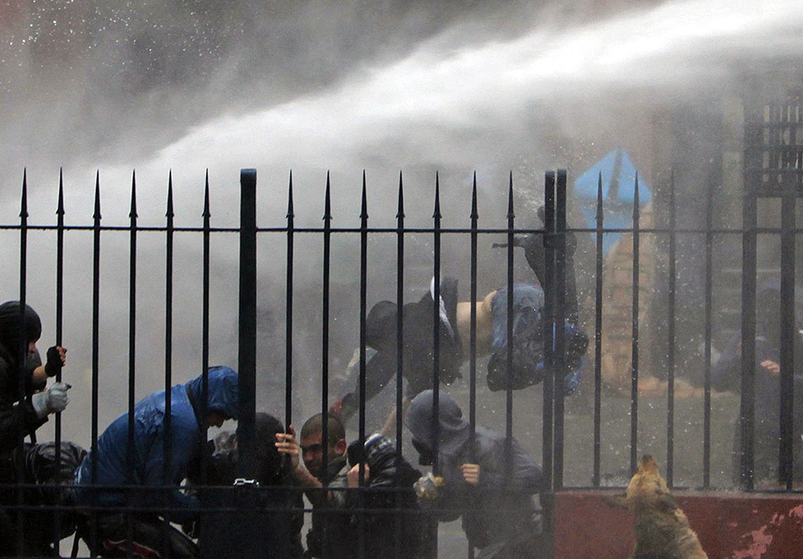 La Policía lanza agua contra los estudiantes en la manifestación en Santiago de Chile, el 26 de junio