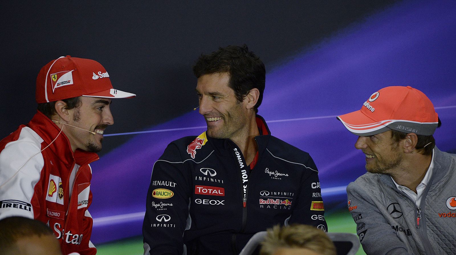Fernando Alonso, a la izquierda, bromea con Mark Webber, que ha anunciado su retirada de la F1