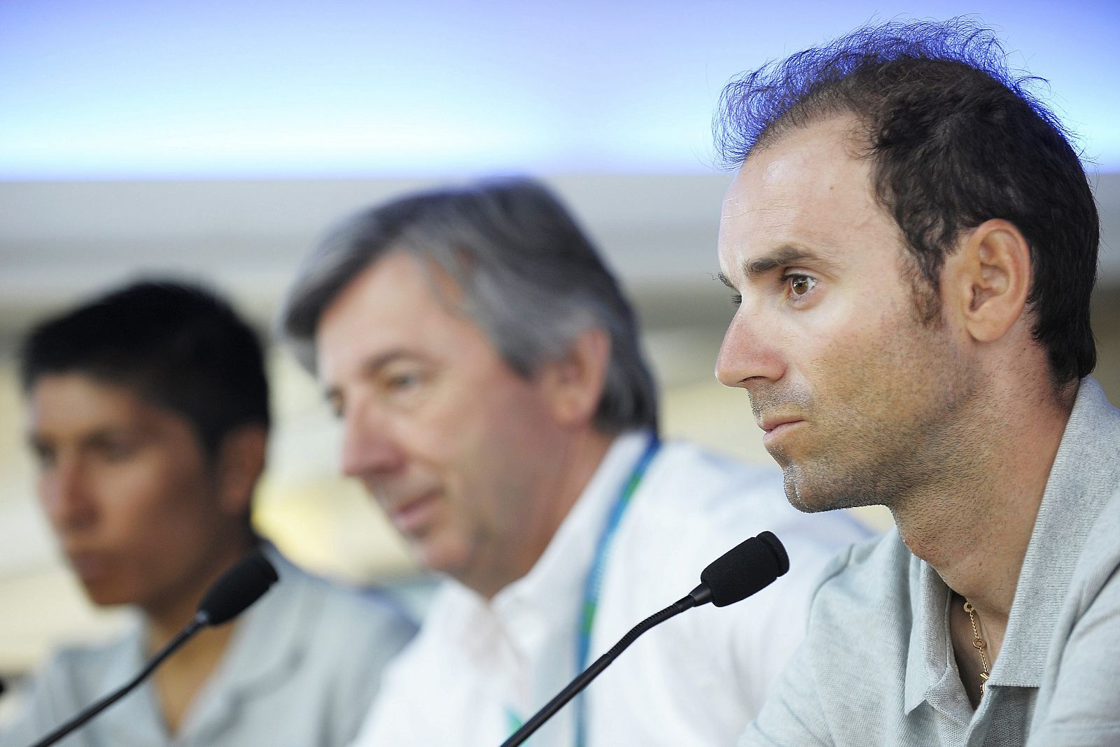 Nairo Quintana (izda) y Alejandro Valverde (dcha) ofrecen una rueda de prensa junto al director, Eusebio Unzue (centro).