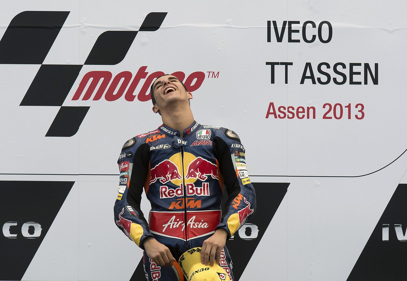 Imagen del piloto de KTM Luis Salom en el podio de Assen.
