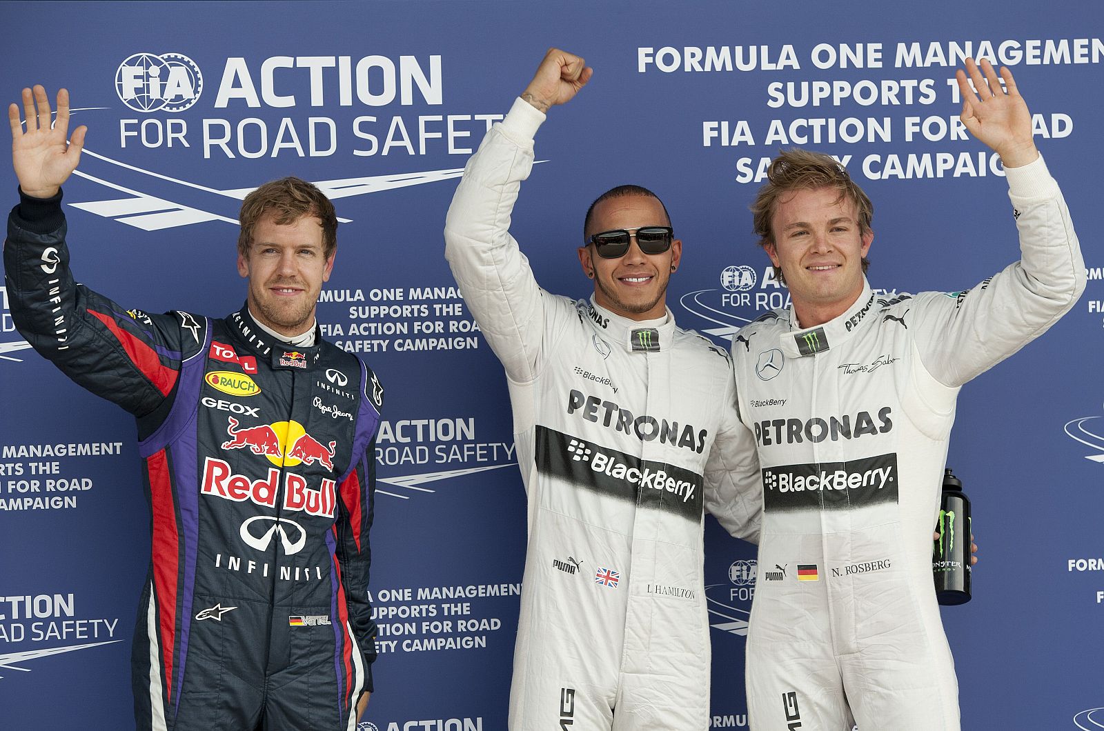 Hamilton escoltado por Vettel y Rosberg en el podio de Silverstone.