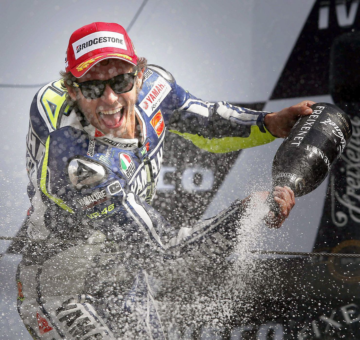 Valentino Rossi celebra su victoria en el podio de Assen