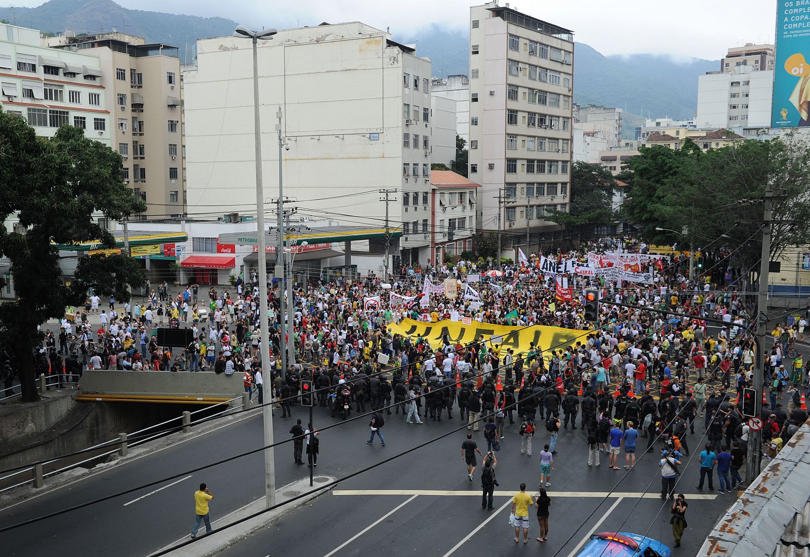 Miles de manifestantes marchan hacia un Maracaná blindado por la policía