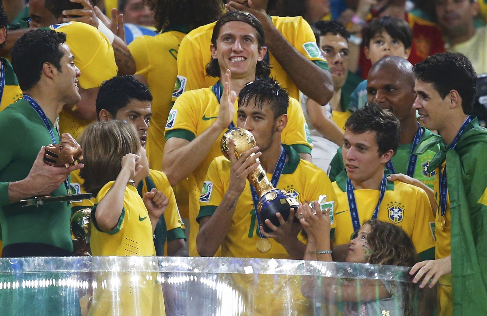 Neymar besa el trofeo de la Copa Confederaciones