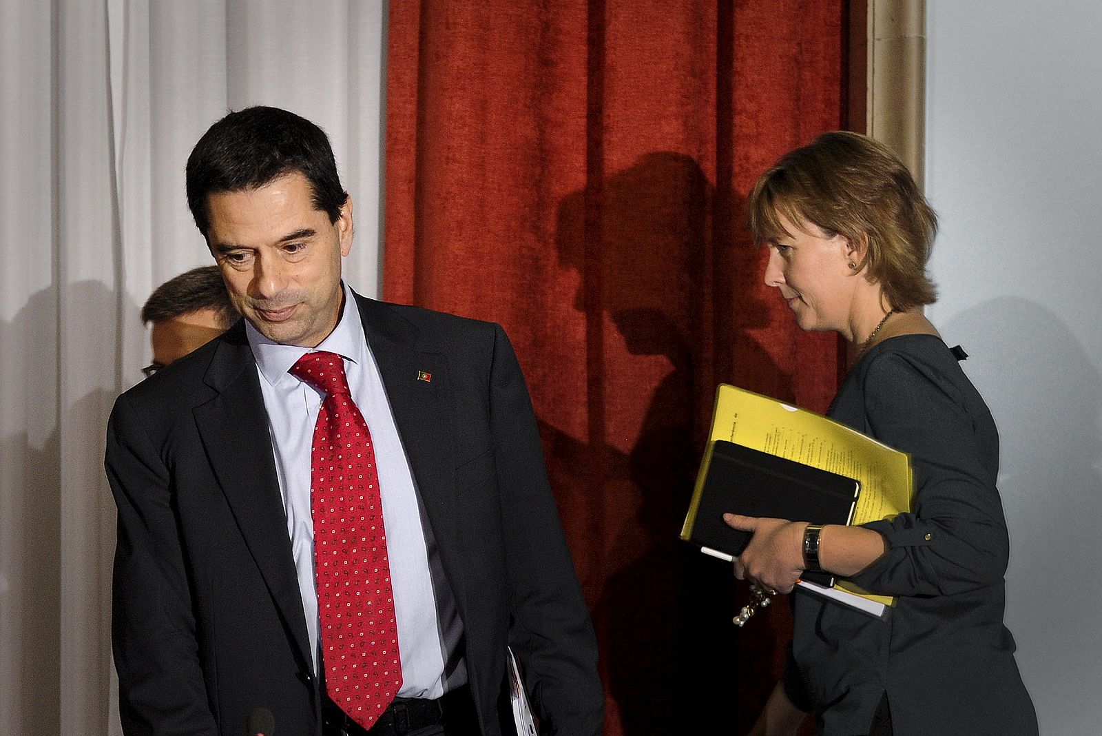 Foto de archivo (3 de octubre de 2012) en la que se ve al dimisionario ministro Vitor Gaspar junto a la nueva ministra de Finanzas, Maria Luis Albuquerque