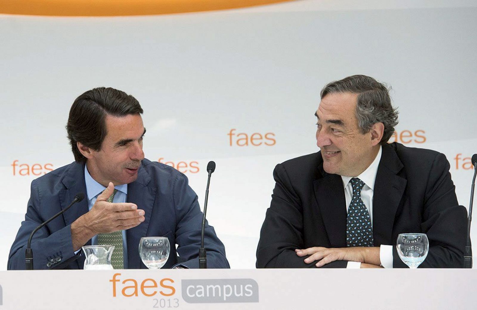 El expresidente José María Aznar (i) junto al presidente de la CEOE, Juan Rosell.