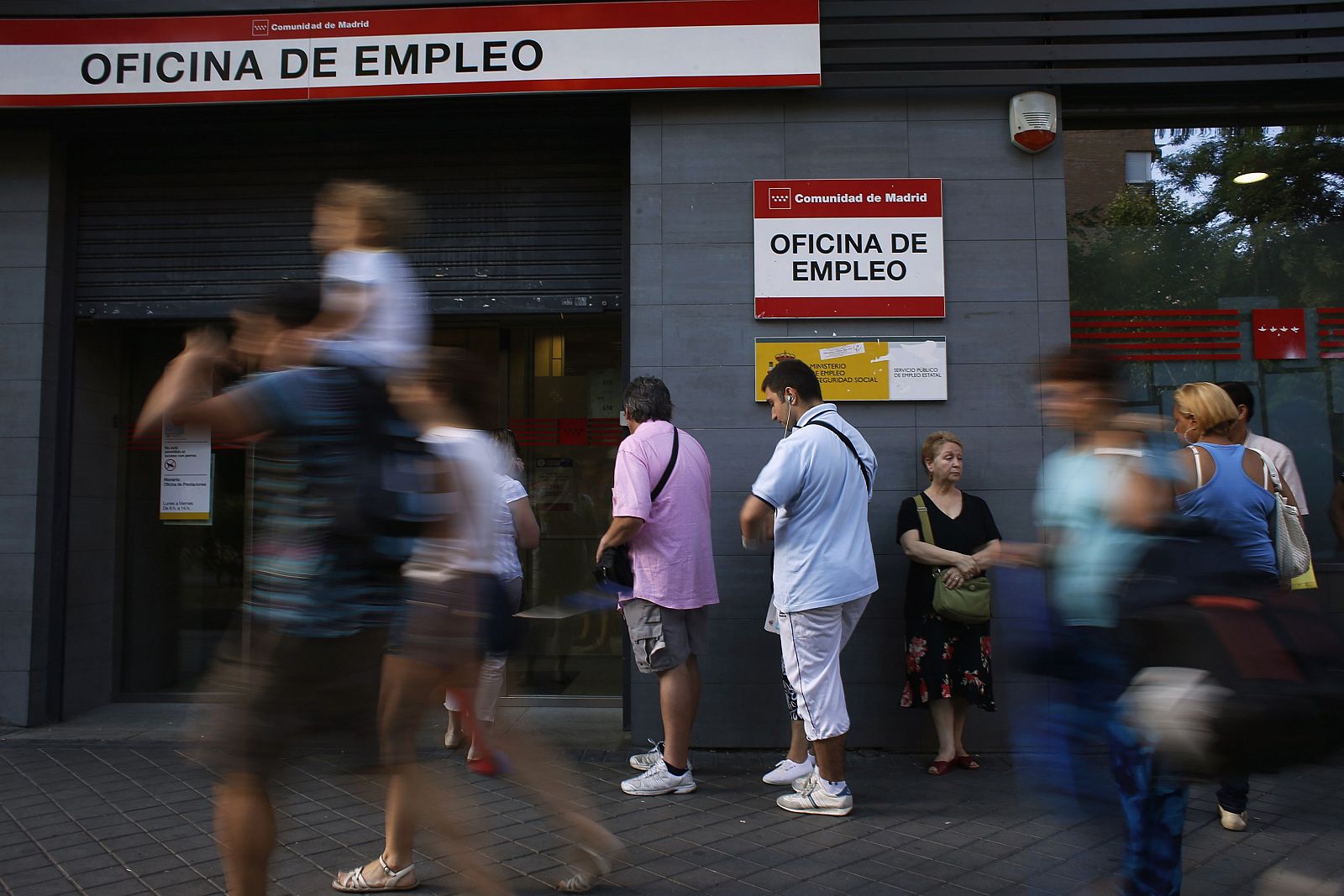 Gente esperando en una oficina de empleo de la Comunidad de Madrid