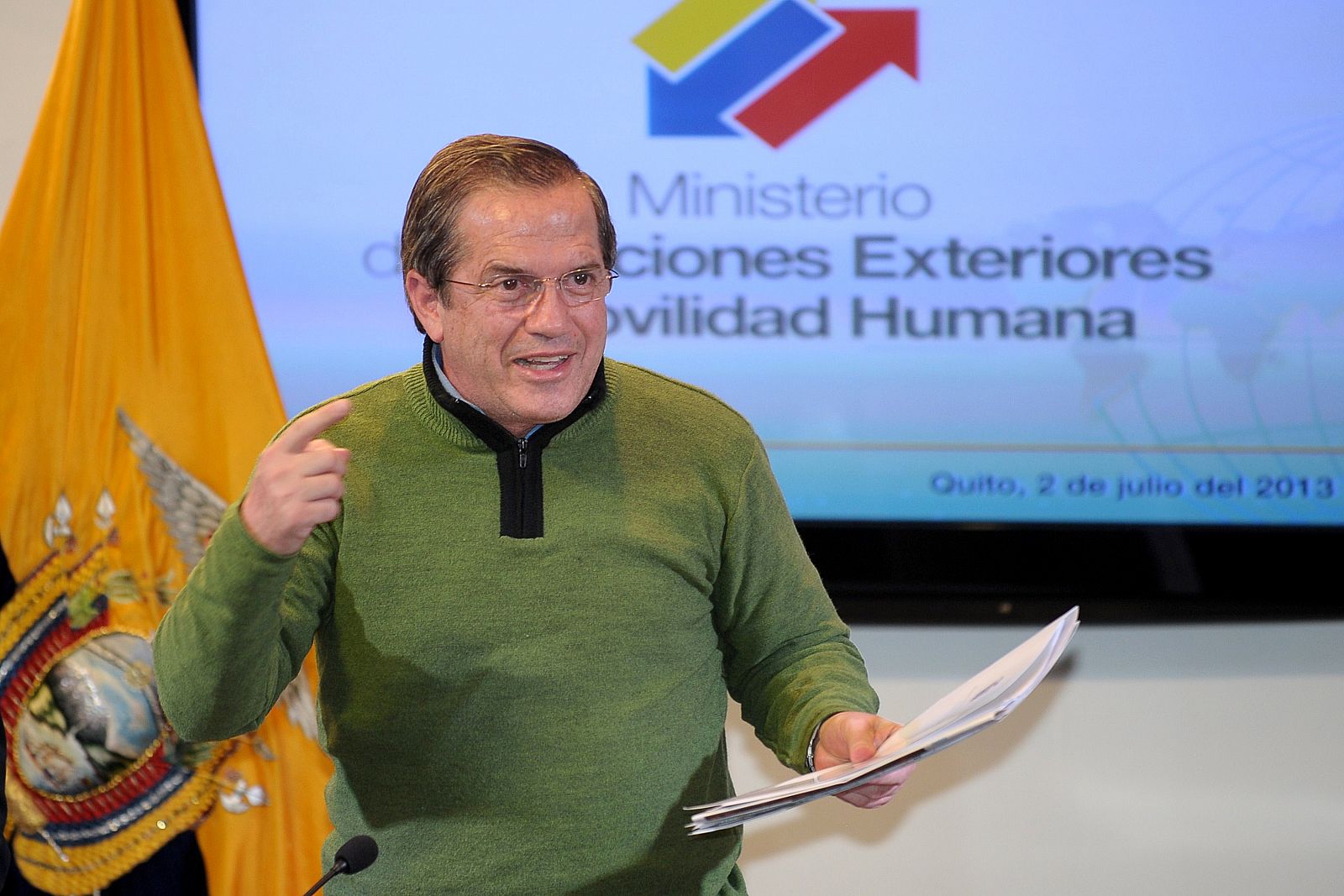 El ministro de Exteriores de Ecuador, Ricardo Patiño, en la rueda de prensa en la que ha denunciado el hallazgo de un micro en la embajada de su país en Londres.