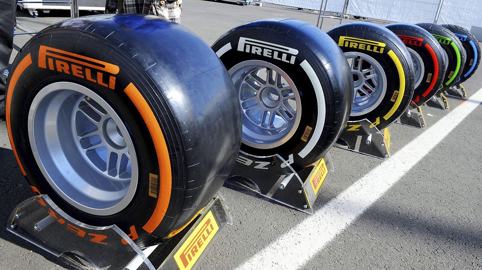 Neumáticos Pirelli alineados en el parque del circuito de carreras de Nuerburgring (Alemania).