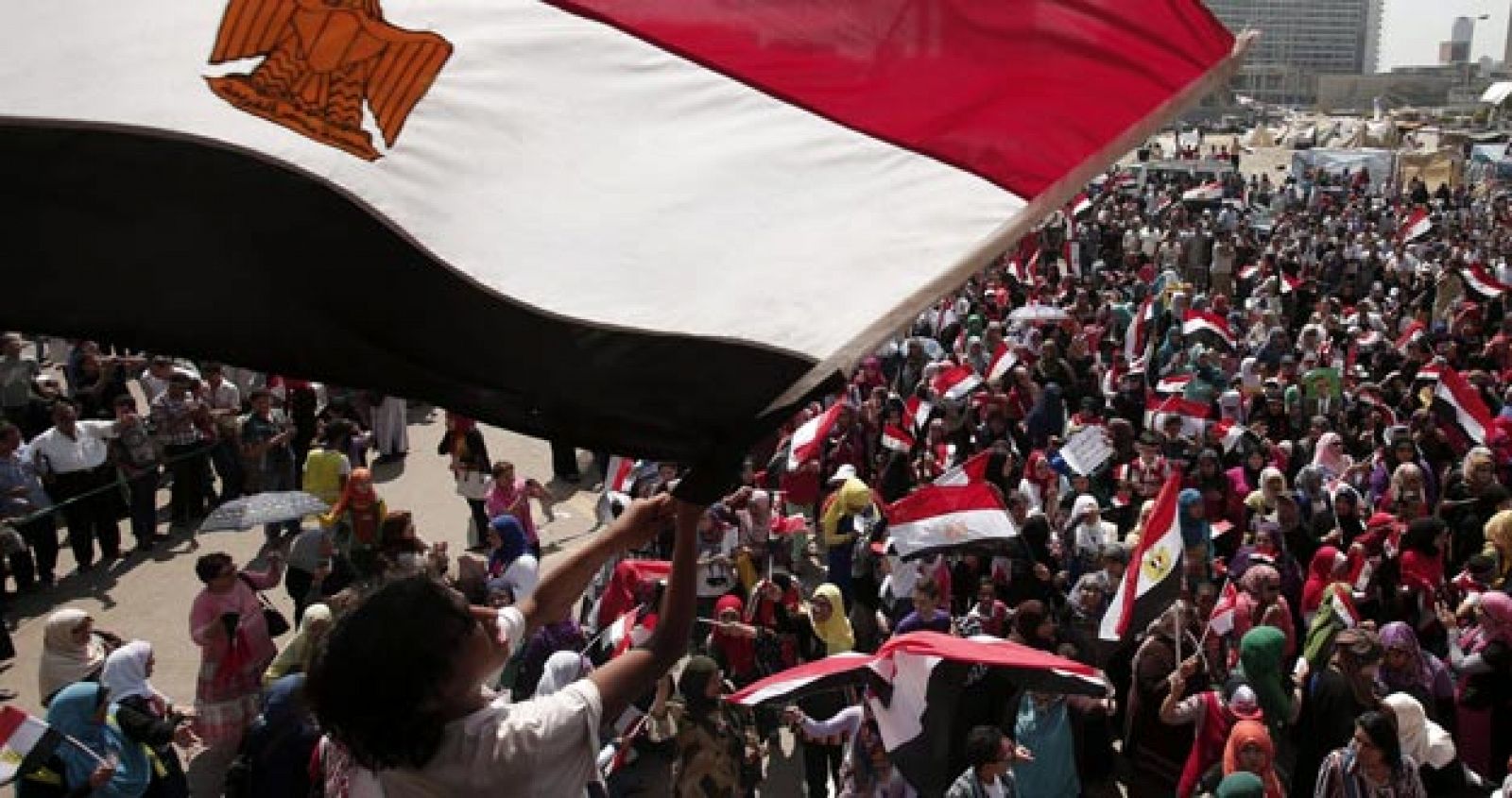 Manifestantes celebran la caída de Morsi en la plaza Tahrir