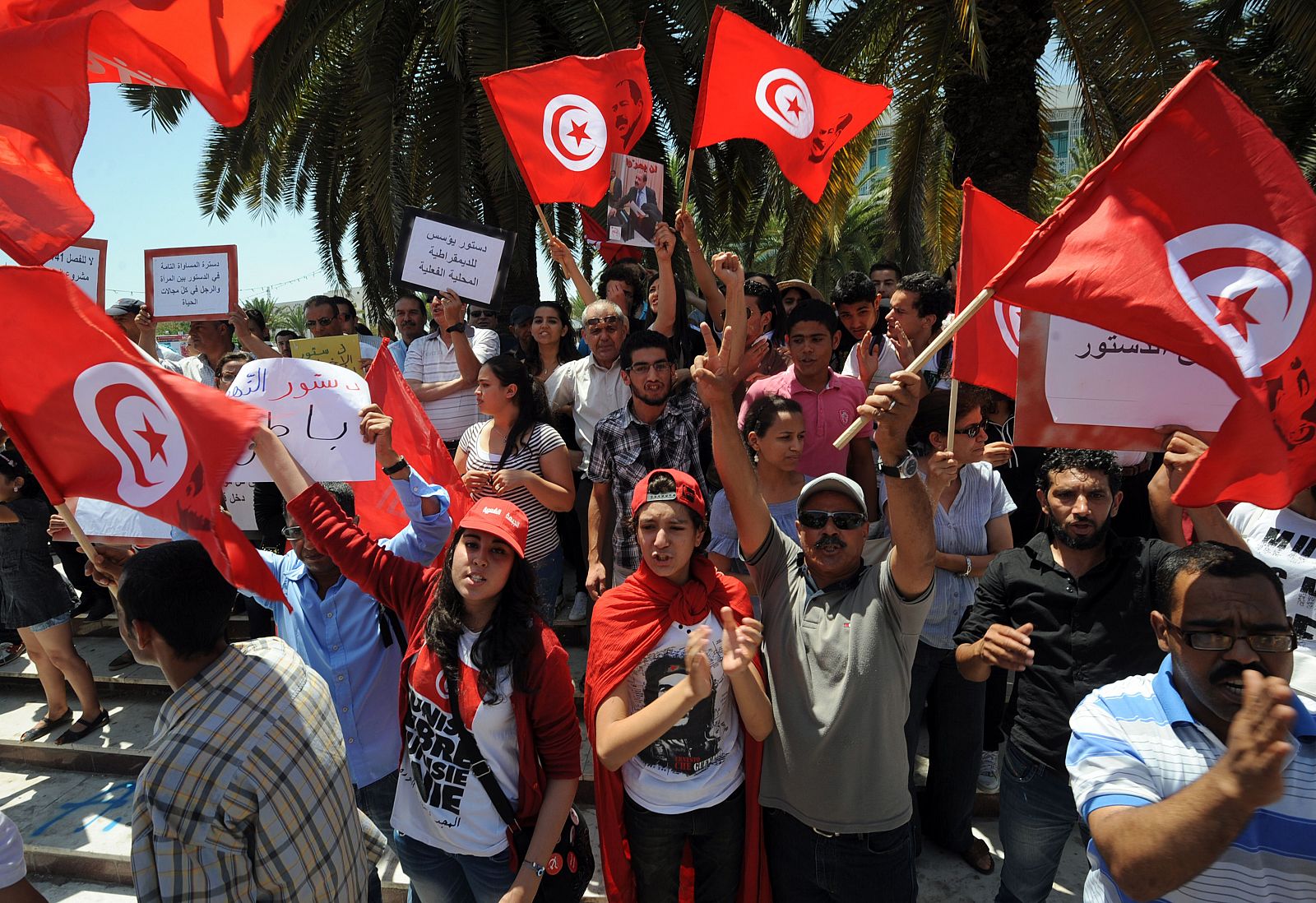 Tunecinos gritan lemas contra los islamistas de Al Nahda frente a la sede de la Asamblea Constituyente, el 1 de julio