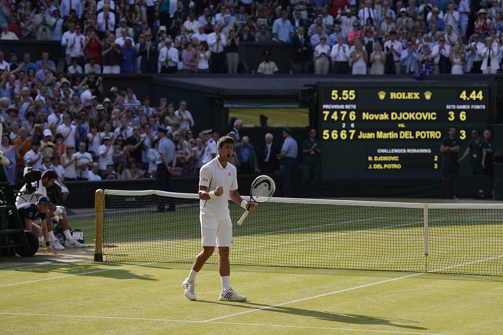 Novak Djokovic celebra su victoria sobre el argentino Juan Martín Del Potro.