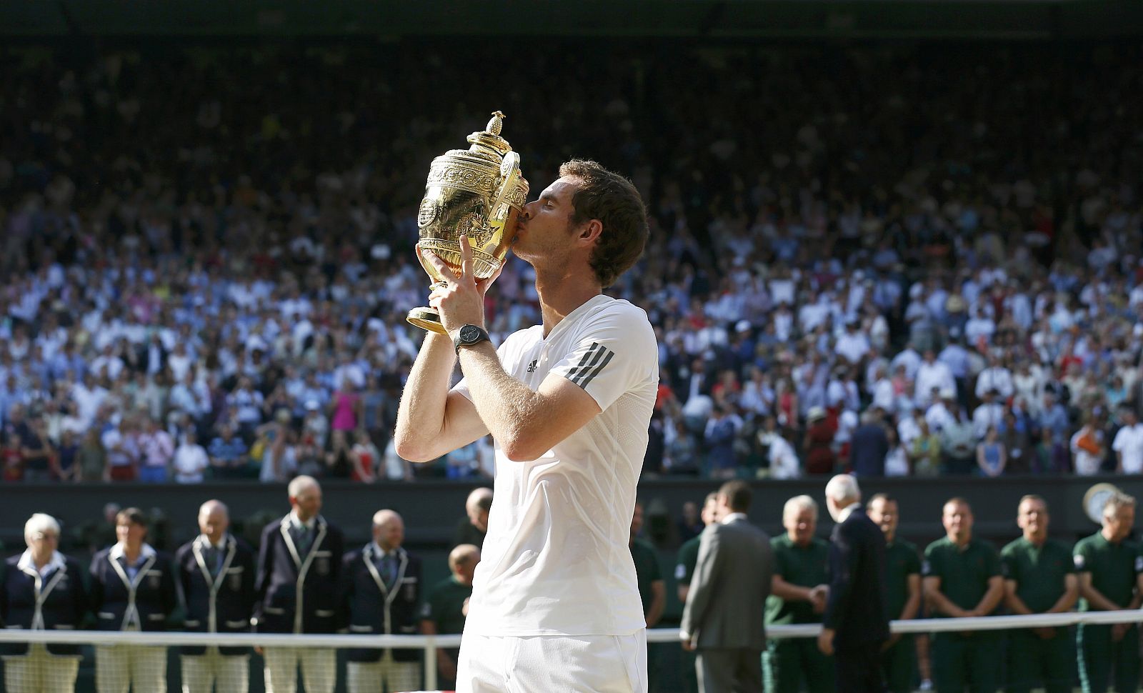 Andy Murray besa el trofeo de campeón de Wimbledon